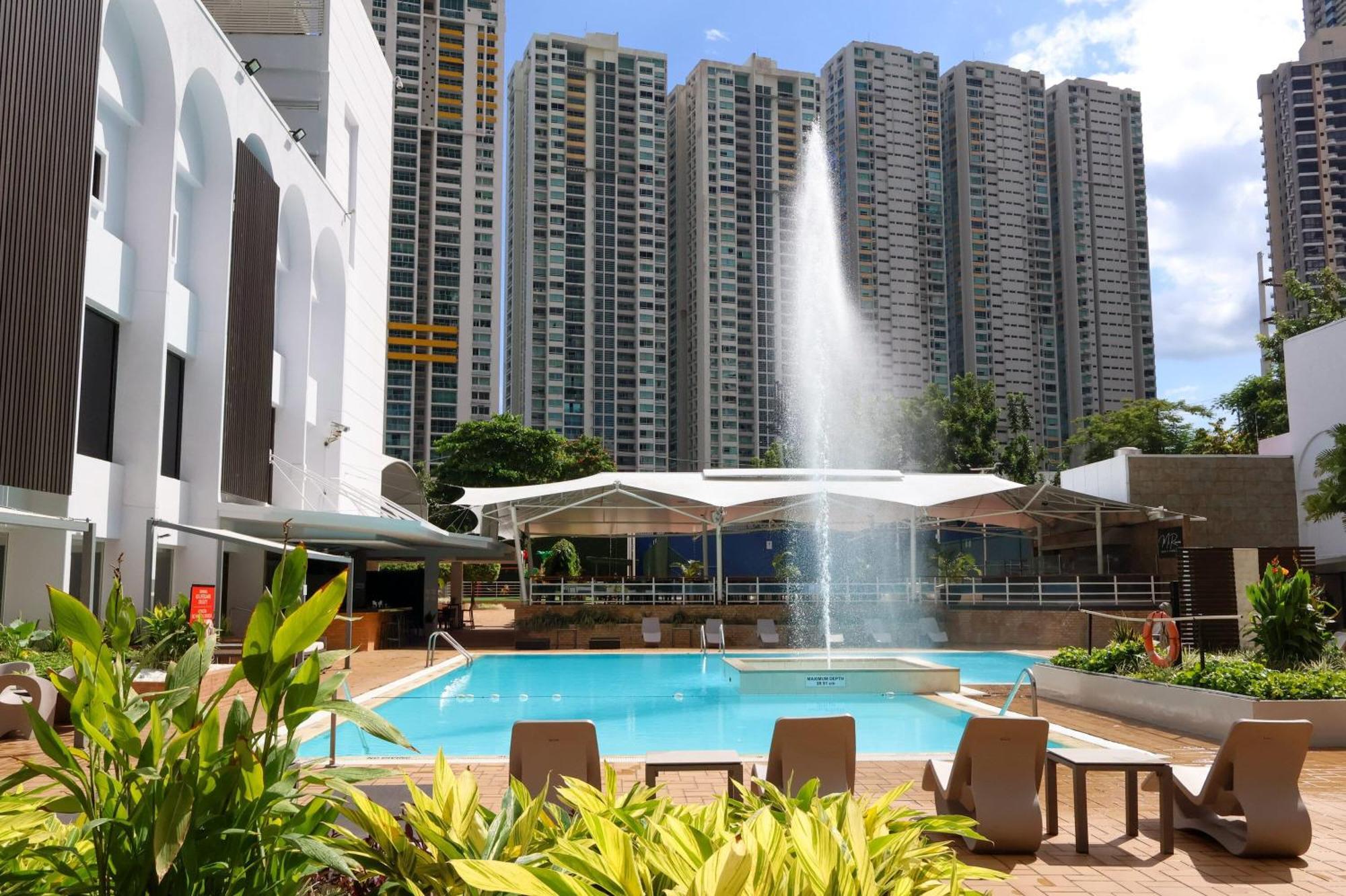 Sheraton Grand Panama Εξωτερικό φωτογραφία The swimming pool at the clubhouse